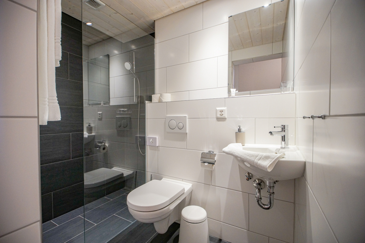 modern gestaltetes Badezimmer
