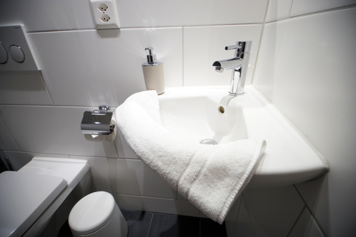 modern gestaltetes Badezimmer
