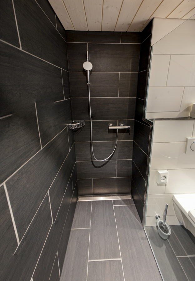 geräumige Dusche