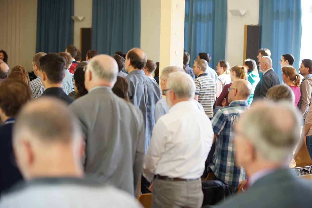 Gottesdienstbesucher in der Aula