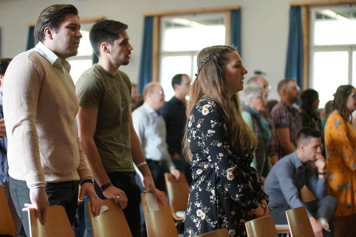 Stehende Gottesdienstbesucher