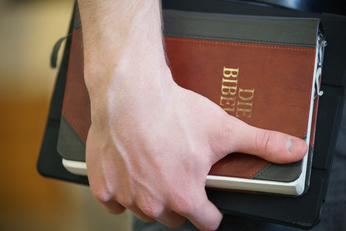 Bibel in der Hand