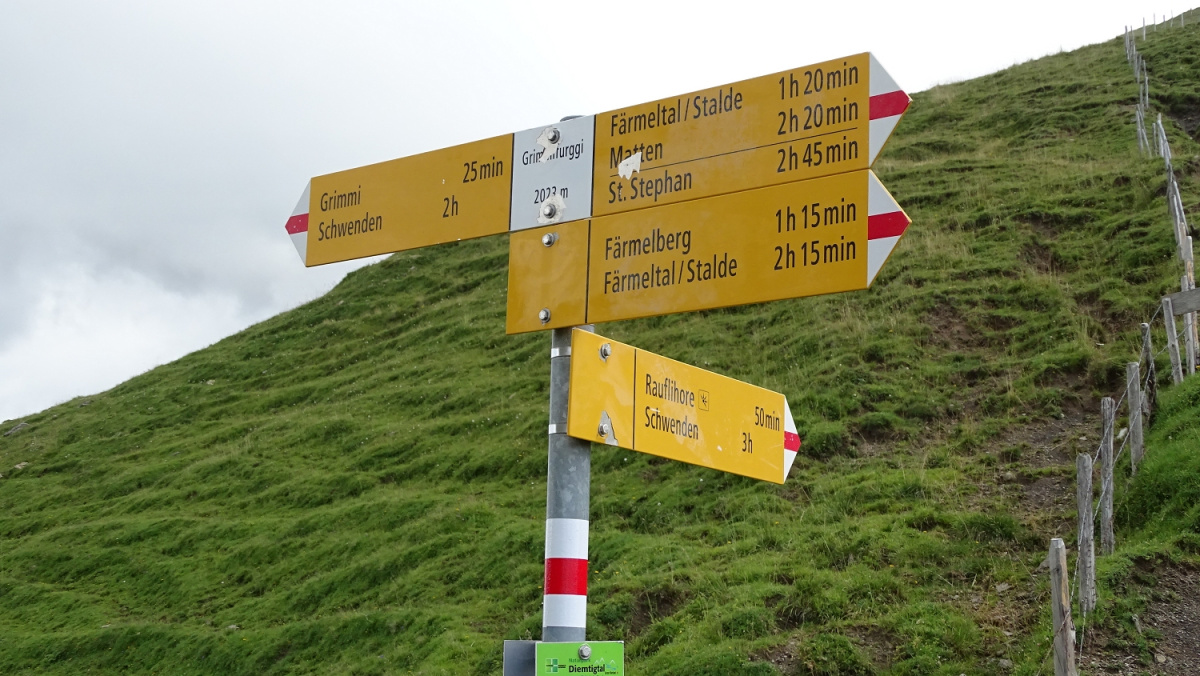 gelbe Wandertafeln - in welche Richtung geht es?