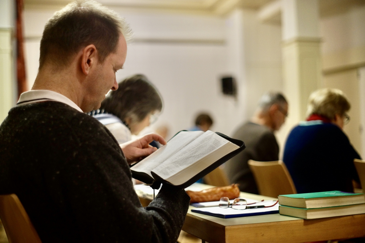 Die Bibel wird studiert