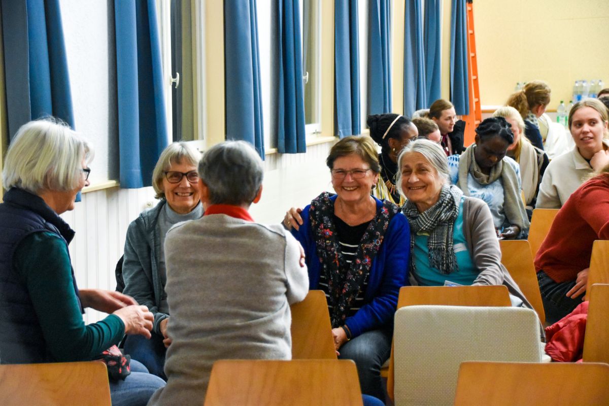 Jung und Alt beim Auftauschen