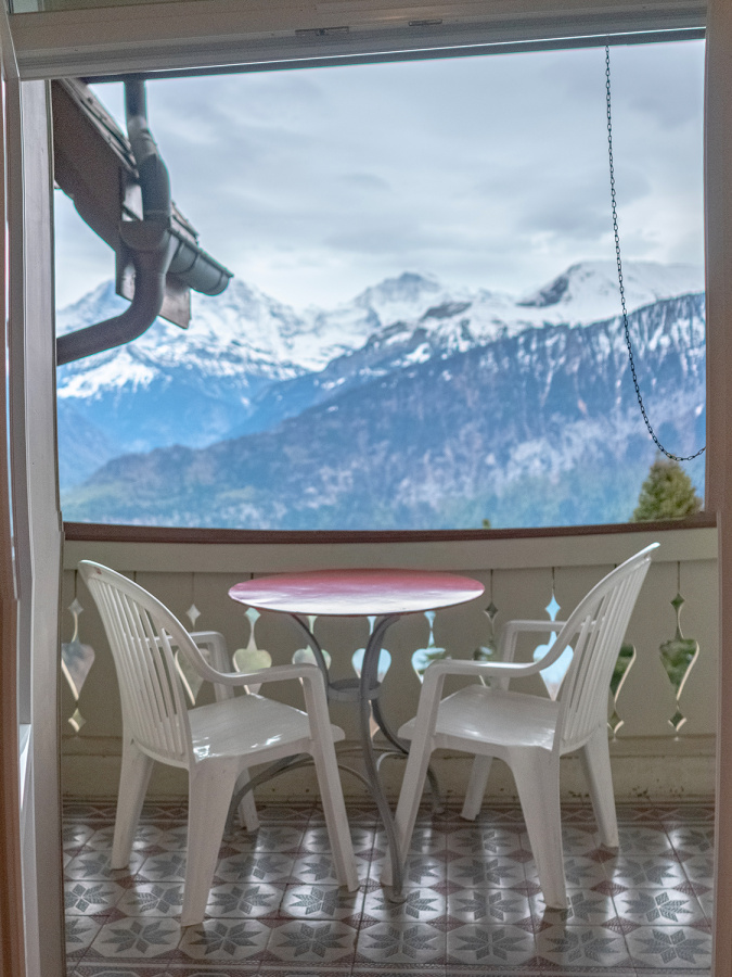 Balkon mit Südsicht auf die Berge und den See