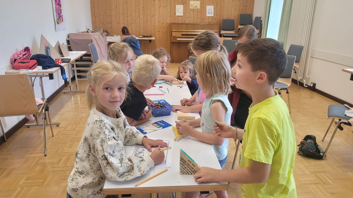 Kinder beim Basteln