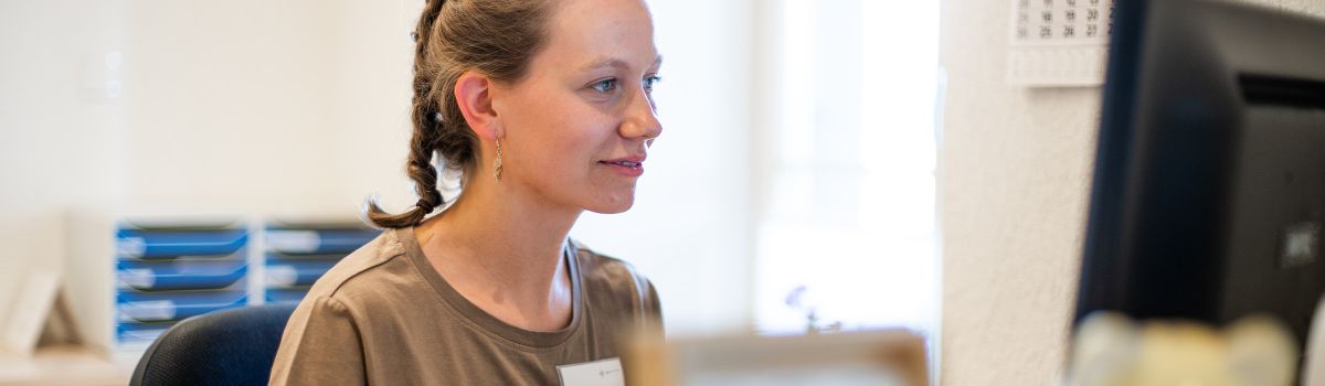 Mitarbeiterin an der Réception