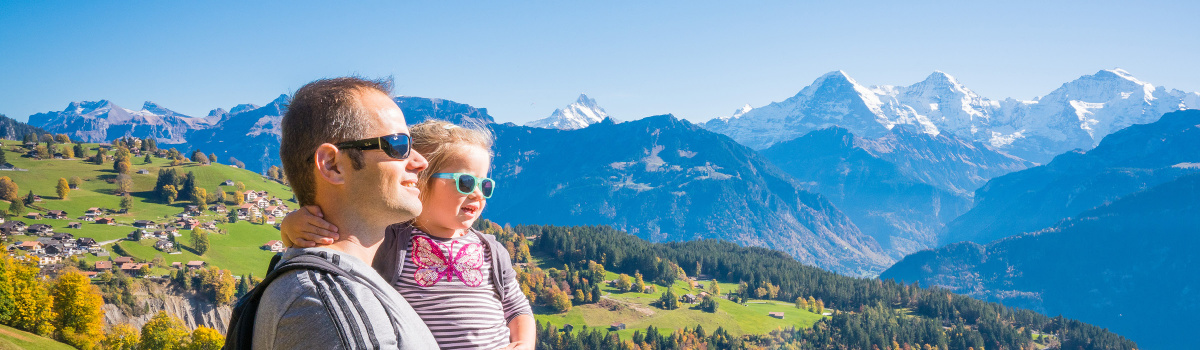 Tochter und Vater geniessen die Aussicht
