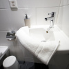 modern gestaltetes Badezimmer