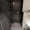 geräumige Dusche