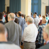 Gottesdienstbesucher in der Aula