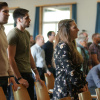 Stehende Gottesdienstbesucher