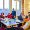 Gemeinschaft am Tisch im Speisesaal
