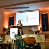 Eowyn Stoddard mit passender Deko im Vordergrund