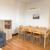 Wohnzimmer mit grossem Esstisch