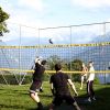 Volleyball auf der Spielwiese im Park