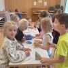 Kinder beim Basteln