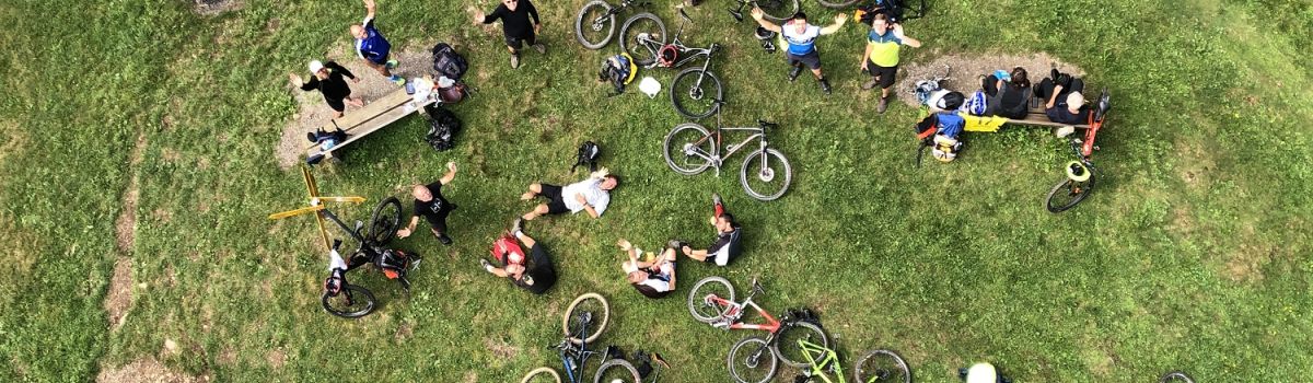 Bild von oben - Biker am chillen