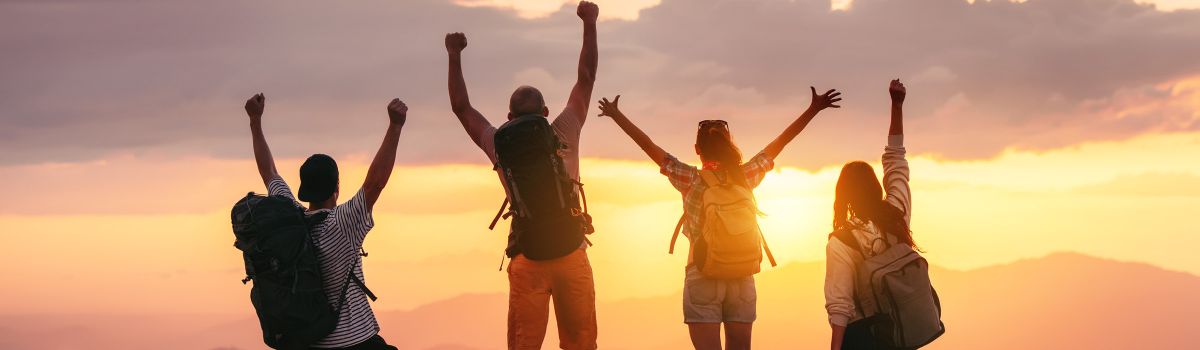 Jugendliche, die den Sonnenaufgang betrachten