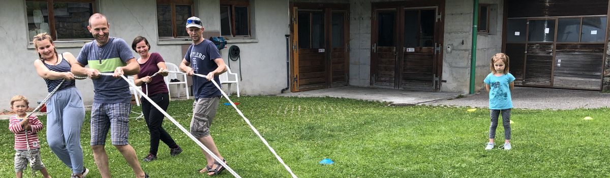 Familienmitglieder beim Spiel und Spass im Park