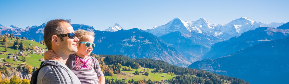 Vater mit Tochter, die den Ausblick geniessen